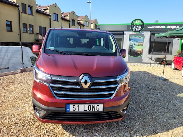 Czerwony Renault Trafic przed biurem Busem w drogę
