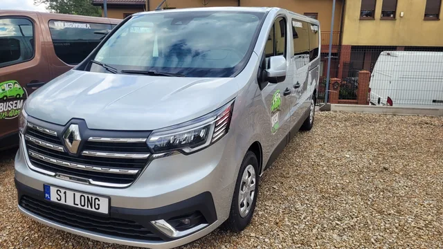 Srebrny Renault Trafic